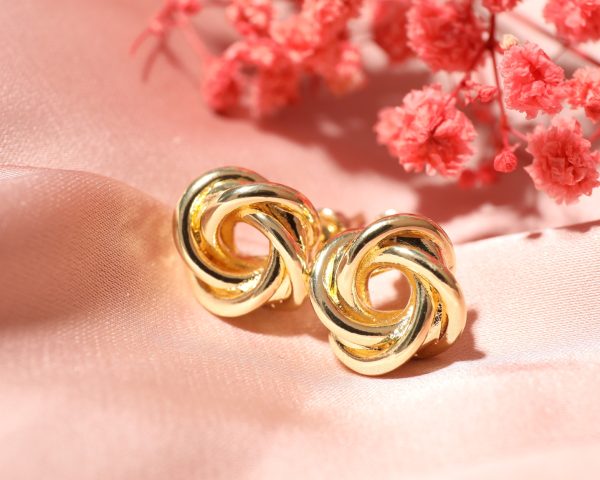 Choosing Timeless Earrings for Your Signature Style Choosing Timeless Earrings for Your Signature Style